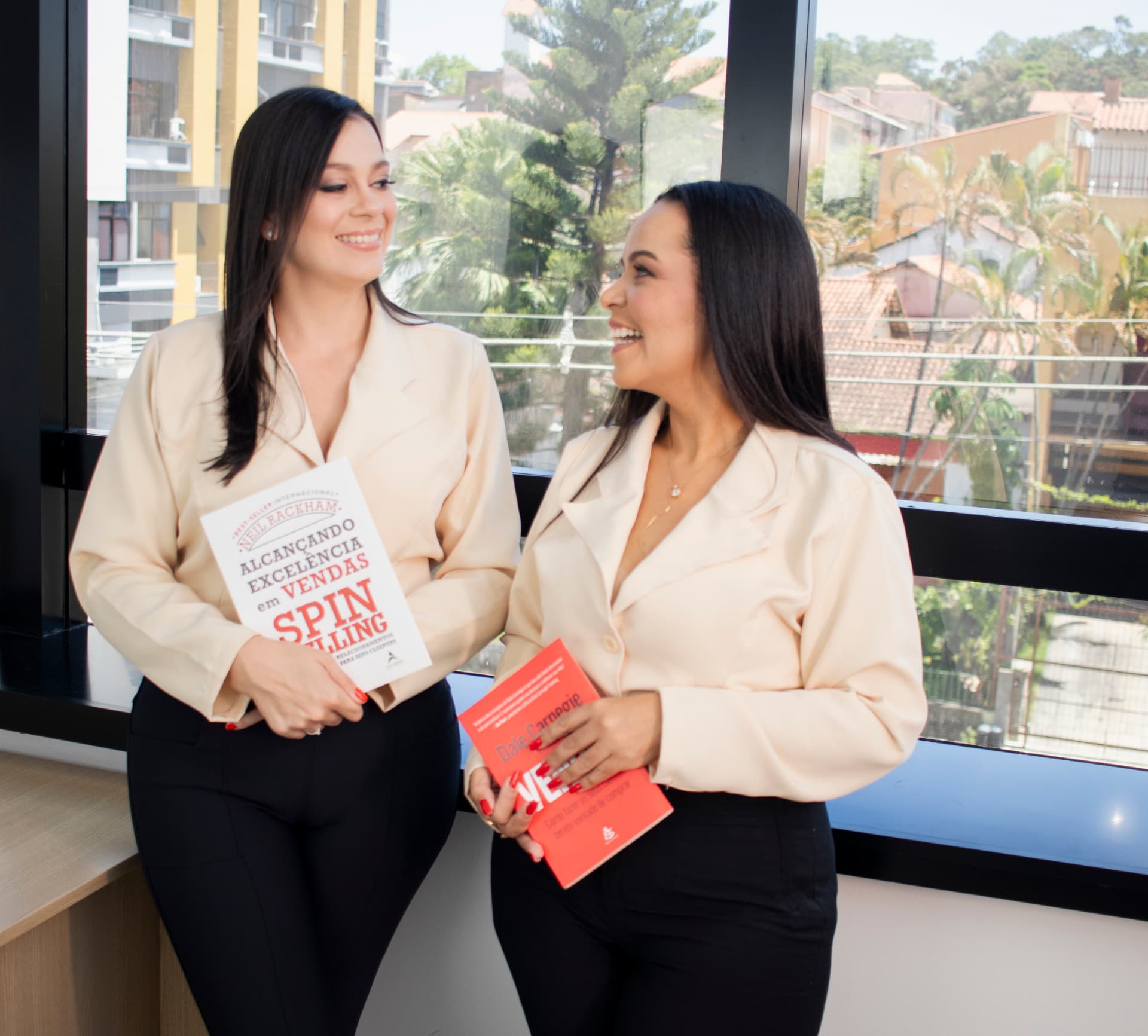 Natalia e Delaine em reunião de trabalho